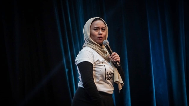 Ligwina Hananto, stand up comedy di acara Resonation Women Empowerment Conference di Kokas, Jakarta. (Foto: Jalam Ramadhan/kumparan)