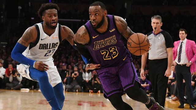LeBron James (Lakers) diadang oleh Wesley Matthews (Mavericks). (Foto: Richard Mackson-USA TODAY Sports via Reuters)