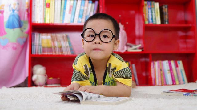 Ilustrasi anak dengan gangguan penglihatan sedang belajar (Foto: Pexels)