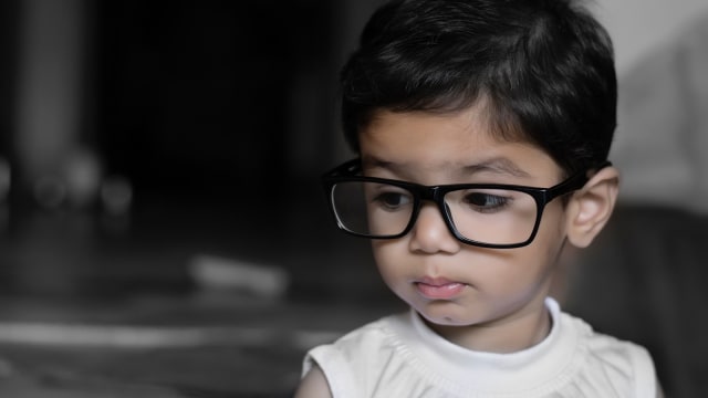 Ilustrasi anak memakai kacamata (Foto: Pexels)