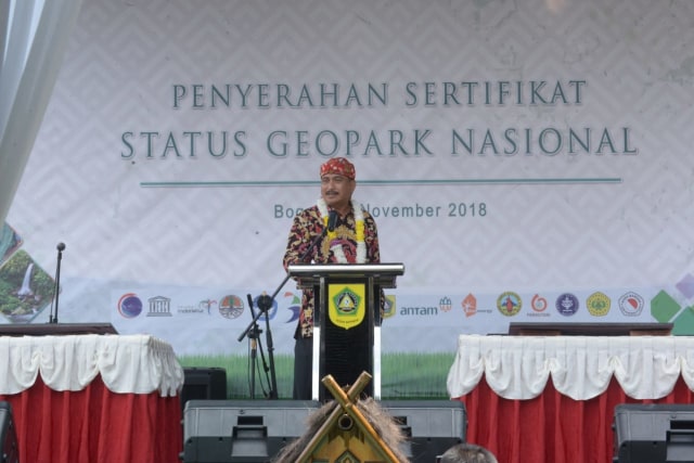 Menteri Pariwisata, Arief Yahya, Menyerahkan Sertifikat Status Geopark Nasional (Foto: Kementerian Pariwisata)