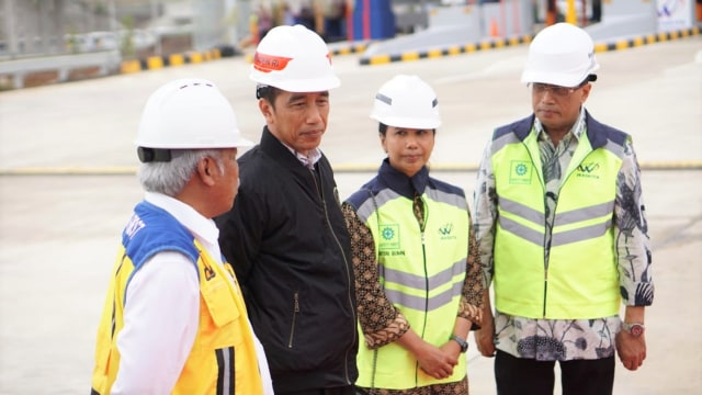 Presiden Jokowi (kedua dari kiri) bersama dengan Menteri Rini Soemarno (kedua dari kanan), Menteri Basuki Hadimuljono (kiri) dan Menteri Budi Karya (kanan). (Foto: Dok: Kementerian BUMN)