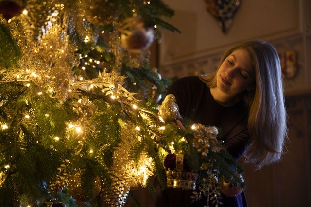 Ilustrasi menghias pohon Natal. Foto: Dok. Shutterstock