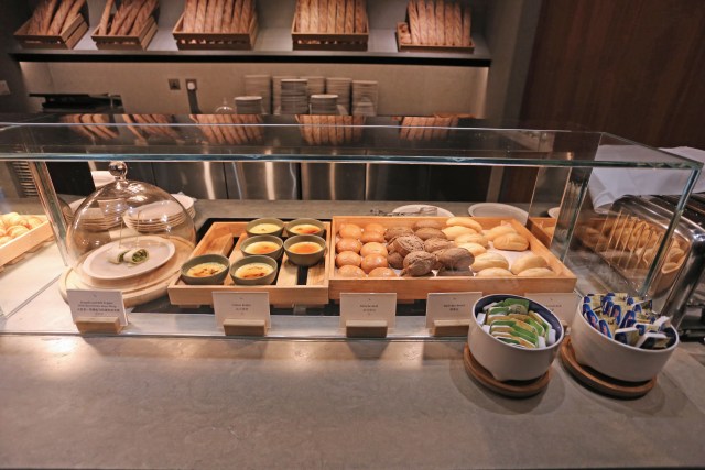Berbagai jenis roti yang ada di Pier Business Lounge Cathay Pacific, Hong Kong International Airport. (Foto: Aria Sankhyaadi/kumparan)