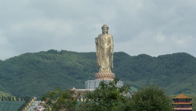 The Spring Temple Buddha (Foto: Wikimedia Commons)