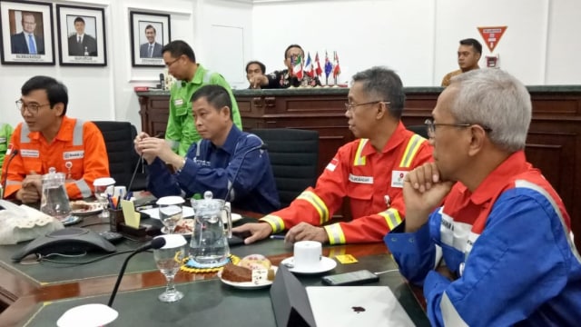 Menteri ESDM Ignasius Jonan (kedua dari kiri) berkunjung ke Kilang LNG Badak, Bontang, Kalimantan Timur. (Foto: Angga Sukmawijaya/kumparan)