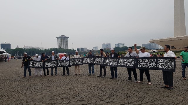 Massa Reuni Akbar Mujahid 212 yang datang ke Monas jelang Maghrib. (Foto: Efira Tamara Thenu/kumparan)