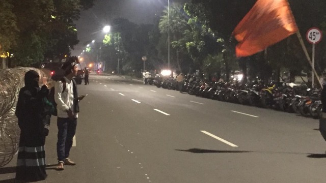 Jalan Medan Merdeka Barat ditutup untuk lahan parkir pesert Reuni 212. (Foto: Sejono Eben Saragih/kumparan)