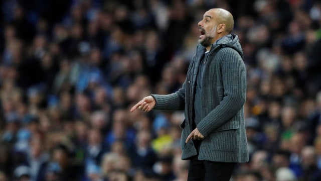 Pep Guardiola memberikan instruksi kepada para pemainnya di pinggir lapangan. (Foto: REUTERS/Phil Noble)