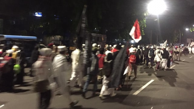 Peserta Reuni 212 mulai memasuki kawasan Monas, Jakarta. (Foto: Mirsan Simamora/kumparan)