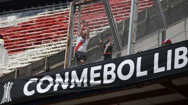 Spanduk di El Monumental jelang final Copa Libertadores. (Foto: REUTERS/Agustin Marcarian)