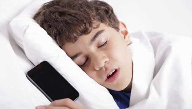 Awas! Sering Menaruh HP Di Dekat Kepala Saat Tidur Berpengaruh Pada Kesehatan Anda