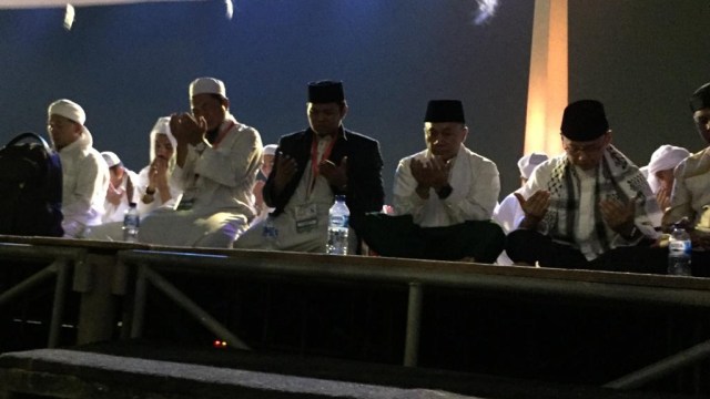 Zulkifli Hasan ikut salat Tahajud berjemaah Reuni Akbar 212 (Foto: Mirsan Simamora)