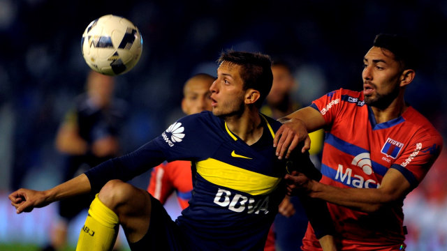 Bentancur (kiri) saat masih berseragam Boca Juniors. (Foto: AFP/Alejandro Pagni)