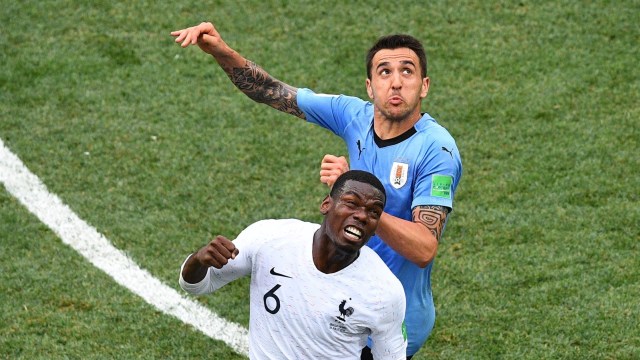 Rodrigo Bentancur berduel dengan Paul Pogba di Piala Dunia 2018. (Foto: AFP/Johannes Eiselle)