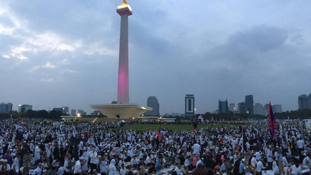 Suasana Reuni 212 di kawasan Monumen Nasional, Jakarta. (Foto: Tomy Wahyu/kumparan)