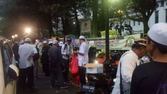 Peserta Reuni 212 membagikan makanan gratis di kawasan Monumen Nasional, Jakarta (Foto: Ainul Qalbi/kumparan)