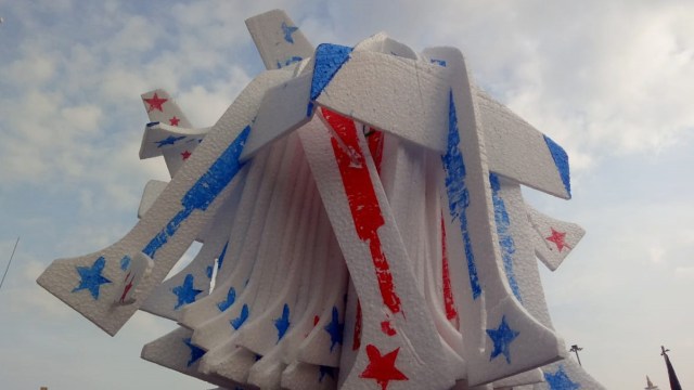 Mainan pesawat berbahan styrofoam bertuliskan 212 di acara Reuni 212, Minggu (2/12/2018). (Foto: Ainul Qalbi/kumparan)
