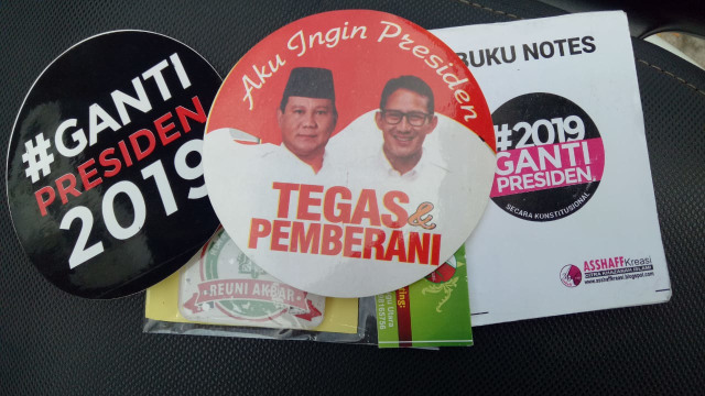 Stiker Ganti Presiden dan Prabowo-Sandi di acara reuni 212 di Monas, Jakarta, Minggu (2/12/2018). (Foto: Fahrian Saleh/kumparan)