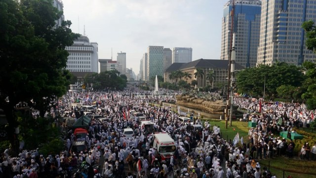 Massa Reuni 212 memadati Jalan Medan Barat, Jakarta Pusat, Minggu (2/12/2018). (Foto: Irfan Adi Saputra/kumparan)