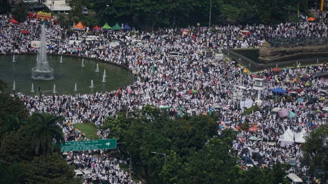 Massa Reuni 212 memadati Medan Merdeka Barat, Jakarta Pusat, Minggu (2/12/2018). (Foto: Iqbal Firdaus/kumparan)