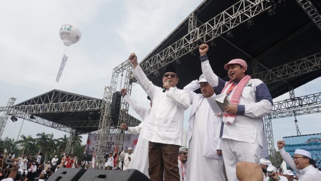 Calon Presiden Nomor 02, Prabowo Subianto, menyapa peserta Reuni 212 di Monumen Nasional, Jakarta, Minggu (2/12/2018). (Foto: Nugroho Sejati/kumparan)