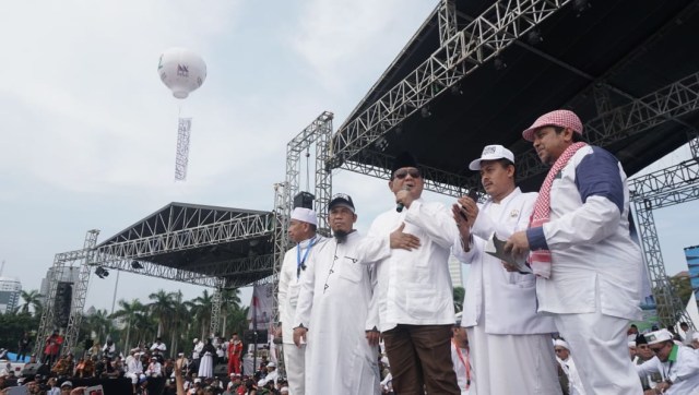 Calon Presiden Nomor 02, Prabowo Subianto, menyapa peserta Reuni 212 di Monumen Nasional, Jakarta, Minggu (2/12/2018). (Foto: Nugroho Sejati/kumparan)