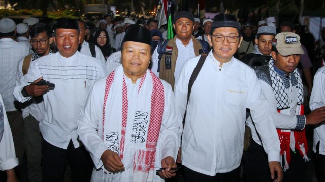 Wakil Ketua Majelis Syuro PKS Hidayat Nur Wahid (tengah) menghadiri acara Reuni 212 di Lapangan Monas, Jakarta Pusat, Minggu (2/12/2018). (Foto: Dok. PKS)
