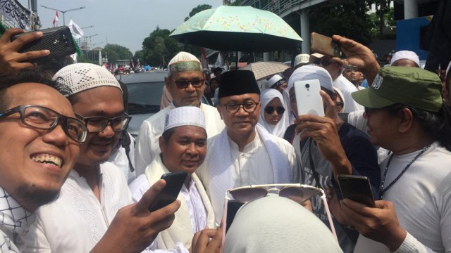 Zulkifli hasan diminta foto bersama peserta aksi massa reuni 212 saat tinggalkan kawasan Monas, Jakarta, Minggu (02/12/2018). (Foto: Fachrul Irwinsyah/kumparan)