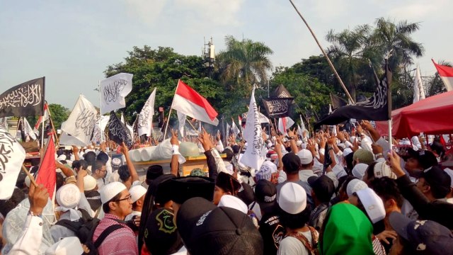 Massa Reuni 212 di Monas, Jakarta Pusat, Minggu (2/12/2018). (Foto: Fahrian Saleh/kumparan)