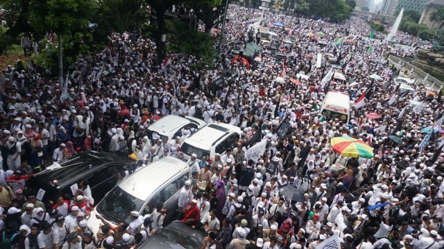 Massa Reuni 212 memadati sekitar Patung Kuda, Jakarta Pusat, Minggu (2/12/2018). (Foto: Irfan Adi Saputra/kumparan)