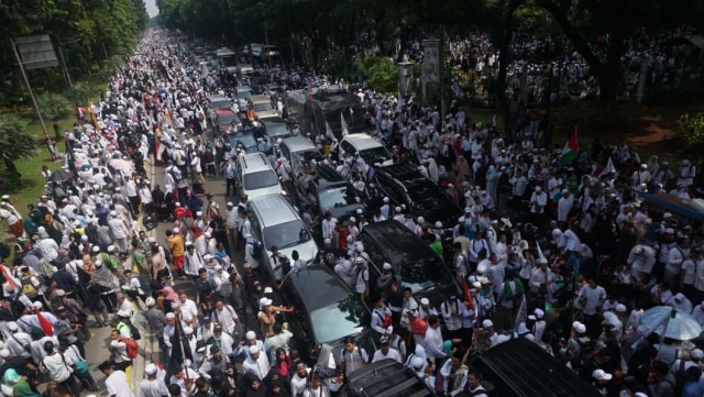 Massa Reuni 212 memadati sekitar Patung Kuda, Jakarta Pusat, Minggu (2/12/2018). (Foto: Irfan Adi Saputra/kumparan)