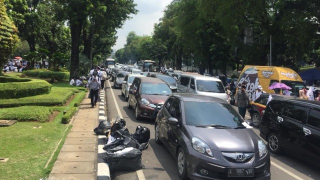 Kemacetan di Jalan Medan Merdeka Selatan arah Patung Kuda usai acara Reuni 212. (Foto: Fachrul Irwinsyah/kumparan)