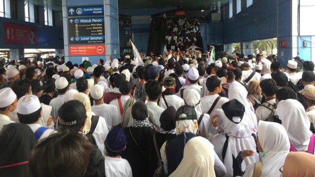 Suasana di Stasiun Juanda usai aksi Reuni 212, Minggu (2/12/2018). (Foto: Fachrul Irwinsyah/kumparan)