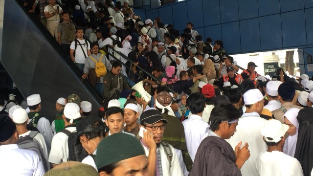 Suasana di Stasiun Juanda usai aksi Reuni 212, Minggu (2/12/2018). (Foto: Fachrul Irwinsyah/kumparan)