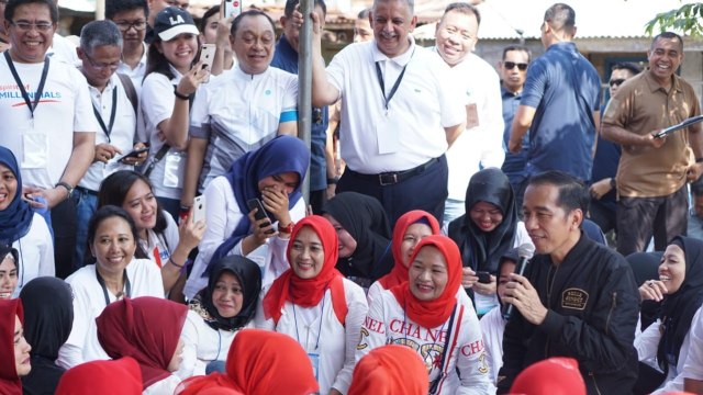 Presiden Jokowi berdialog dengan ibu-ibu di sela kunjungan kerjanya di Bogor, Jawa Barat. (Foto: Dok. Kementerian BUMN)