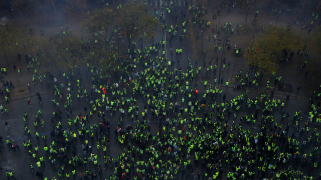 Aksi protes rompi kuning di kota Paris, Prancis berujung rusuh. (Foto: REUTERS/Stephane Mahe)