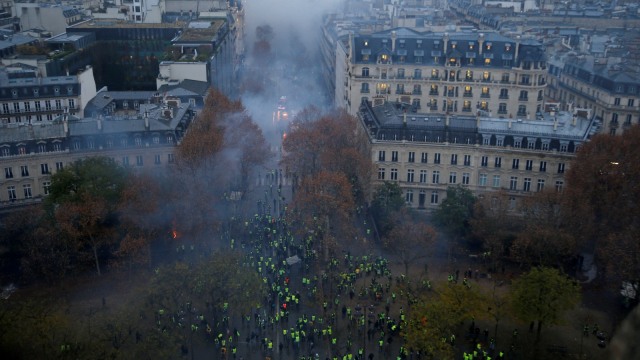 Aksi protes rompi kuning di kota Paris, Prancis berujung rusuh. (Foto: REUTERS/Stephane Mahe)