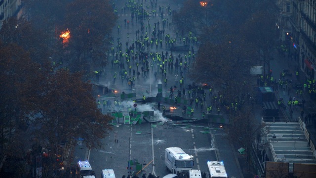 Ribuan orang berdemontrasi menentang kenaikan biaya hidup di kota Paris, Prancis, hingga berujung rusuh. (Foto: REUTERS/Stephane Mahe)