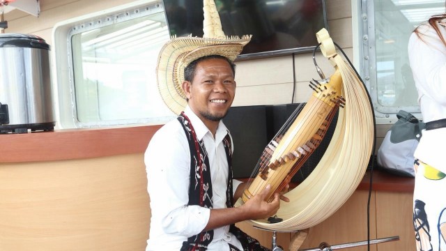 Pemain Sasando di KMP Komodo, Labuan Bajo (Foto: Helinsa Rasputri/kumparan)