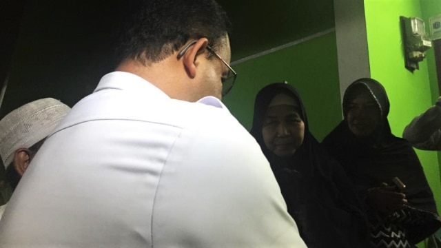 Gubernur DKI Jakarta, Anies Baswedan, melayat Idris, Ketua RW 8 Kelurahan Kampung Melayu, yang wafat saat reuni 212. (Foto: Moh Fajri/kumparan)