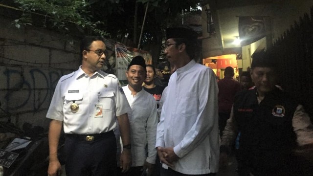 Gubernur DKI Jakarta, Anies Baswedan, melayat Idris, Ketua RW 8 Kelurahan Kampung Melayu, yang wafat saat reuni 212. (Foto: Moh Fajri/kumparan)