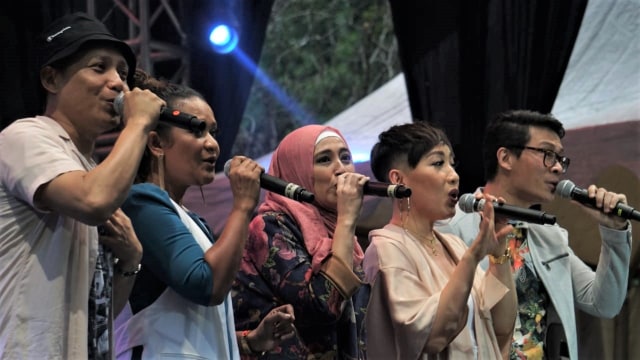 Aksi panggung Warna di Jazz Goes To Campus Festival ke 41. (Foto: Irfan Adi Saputra/kumparan)