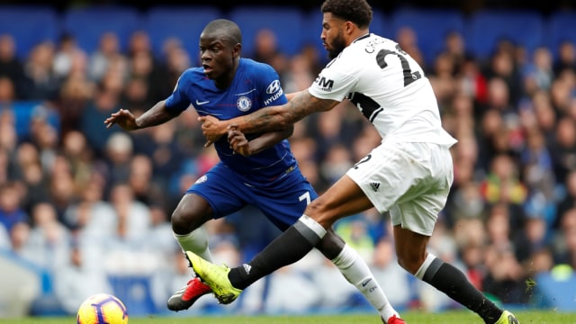 Pemain gelandang tengah Chelsea, N'Golo Kante, saat berhadapan dengan pemain Fulham Cyrus Christie. (Foto: Reuters/Paul Childs)