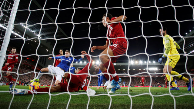 Aksi Joe Gomez mencegah Liverpool kebobolan saat melawan Everton. (Foto: REUTERS/Phil Noble)