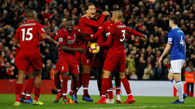 Para pemain Liverpool rayakan gol menit akhir Divock Origi ke gawang Everton. Foto: REUTERS/Phil Noble