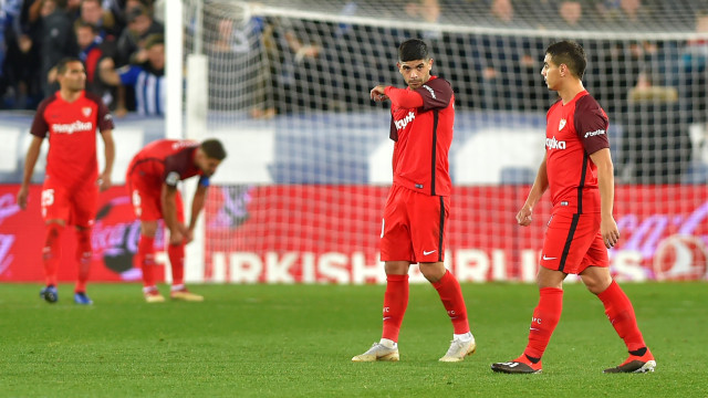 Para pemain Sevilla lesu karena kesulitan menembus pertahanan Alaves. (Foto: ANDER GILLENEA / AFP)