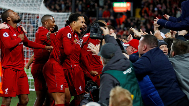 Para pemain Liverpool rayakan kemenangan dengan fans. (Foto: REUTERS/Phil Noble)