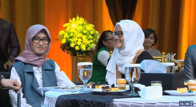 Arih dan Siti, dua tamu spesial yang sukses bikin Deddy Corbuzier menangis. (Foto: Youtube/Trans7 Official)