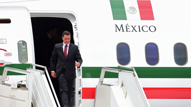 Mantan Presiden Meksiko Enrique Pena Nieto, turun dari pesawatnya di bandara Internasional Ezeiza, Buenos Aires. (Foto: AFP/Martin BERNETTI)